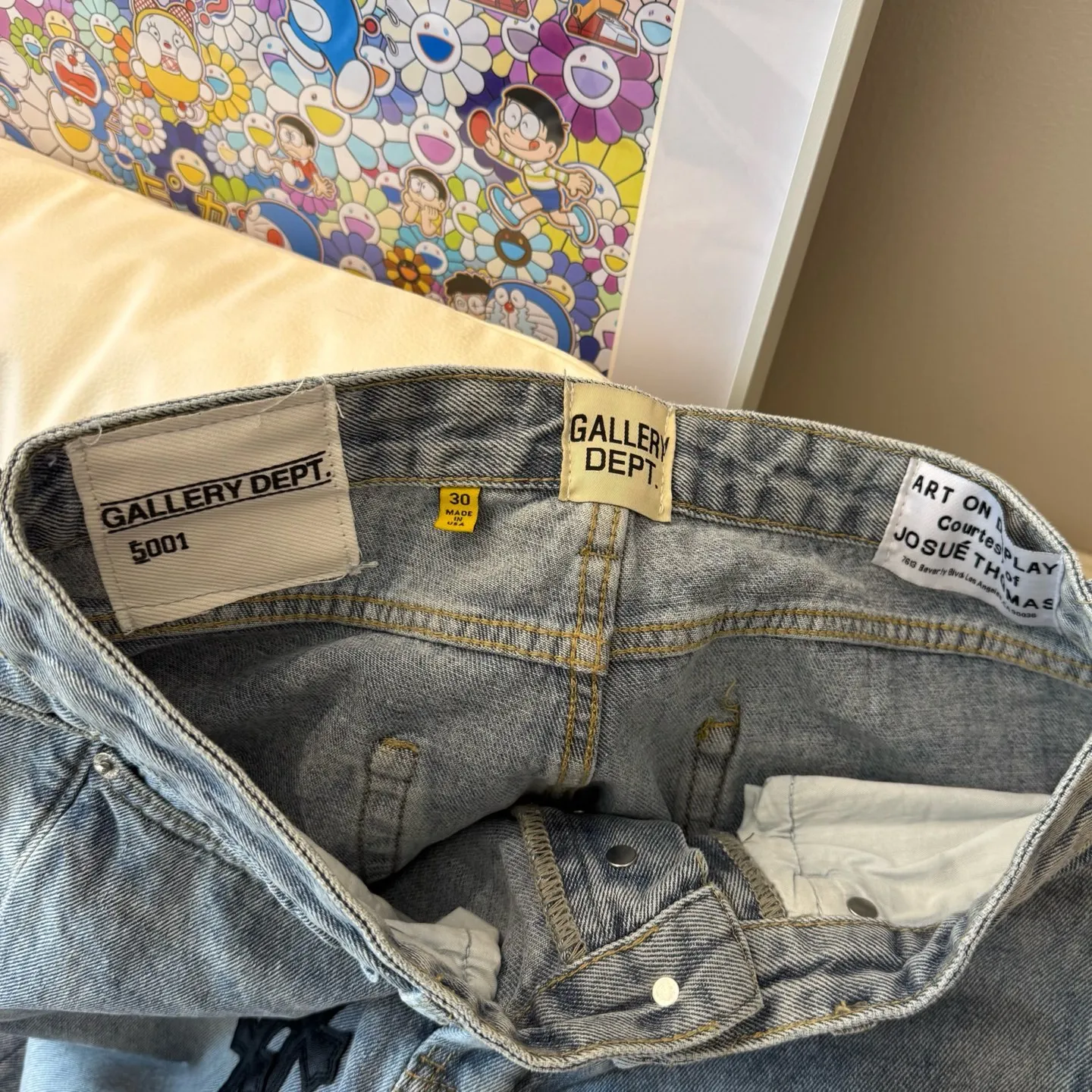 P300 model number: D324 GALLERY DEPT & Chrome hearts. Spliced cross loose washed flared jeans to truly restore the ultimate vintage texture. Original hardware accessories, washed and other elevators, QR code analysis are all purchased from the original factory, high degree of restoration, you are welcome to compare the products~ Three-dimensional version Loose and comfortable, not picky about the figure, taller and slimmer, factory Seiko, original factory quality control, same style for men and women, can be matched with couples, versatile recommendation, must-have jeans for all seasons Trendy people have been disappointed. From the quality selection of fabrics, the tailoring of details, and the matching of patterns, everything is impeccable! The upper body is so handsome when worn...it can be easily worn by men, women and children! The craftsmanship is made of heavy-duty washed pure cotton denim fabric. After washing, it is soft and thick. It is very stylish when worn. Size: 28, 30, 32, 34, 36 (S-XXL) Color: Stitching Size reference # 28 trouser length 100 waist 72 30 trouser length 102 waist 76 32 trouser length 104 waist 80 34 trouser length 106 waist 84 36 pants length 108 waist circumference 88